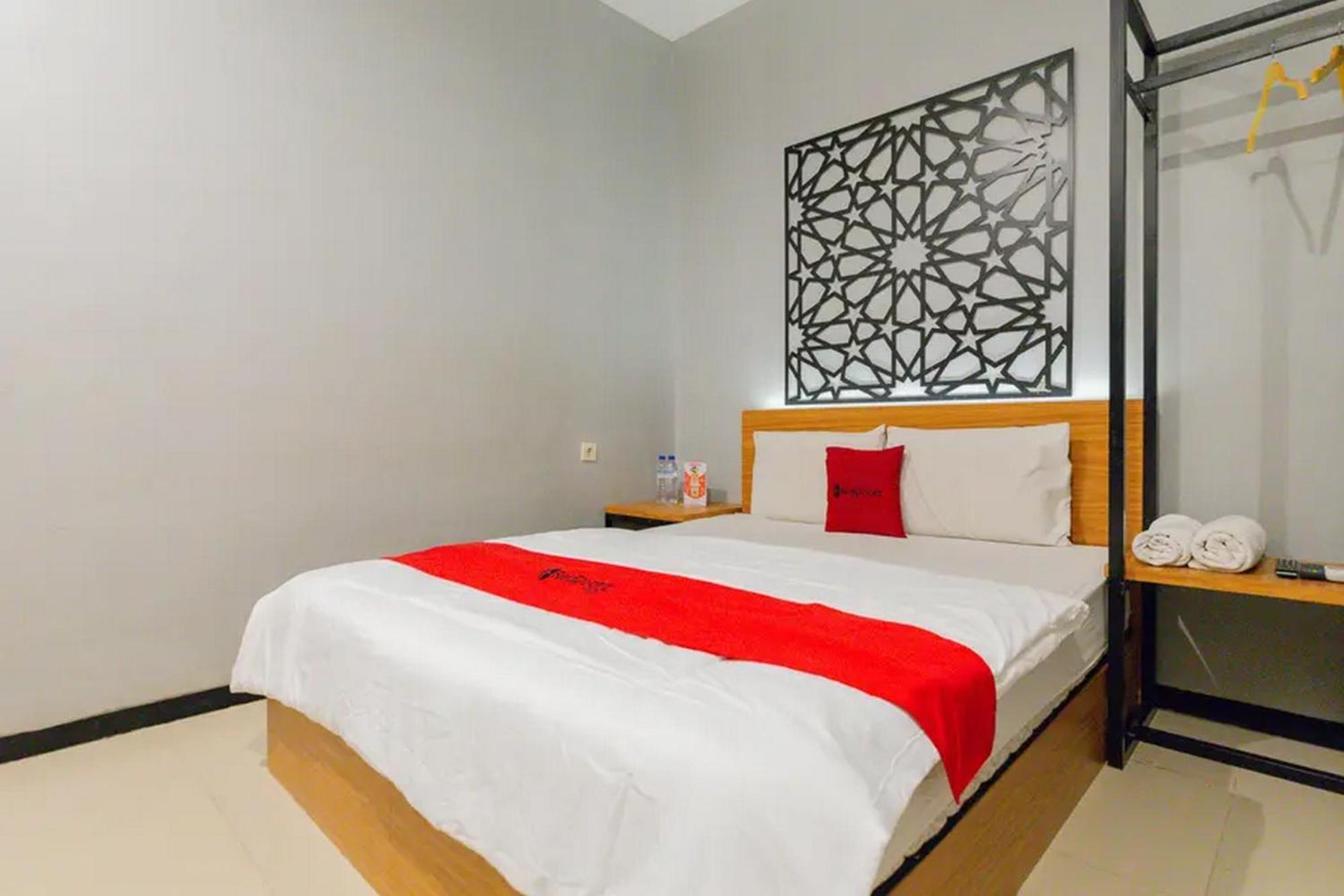 Reddoorz @ Manukan Surabaya Buitenkant foto