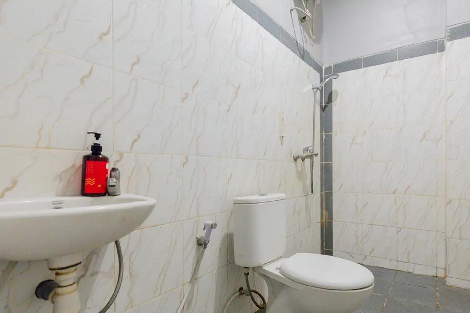 Reddoorz @ Manukan Surabaya Buitenkant foto